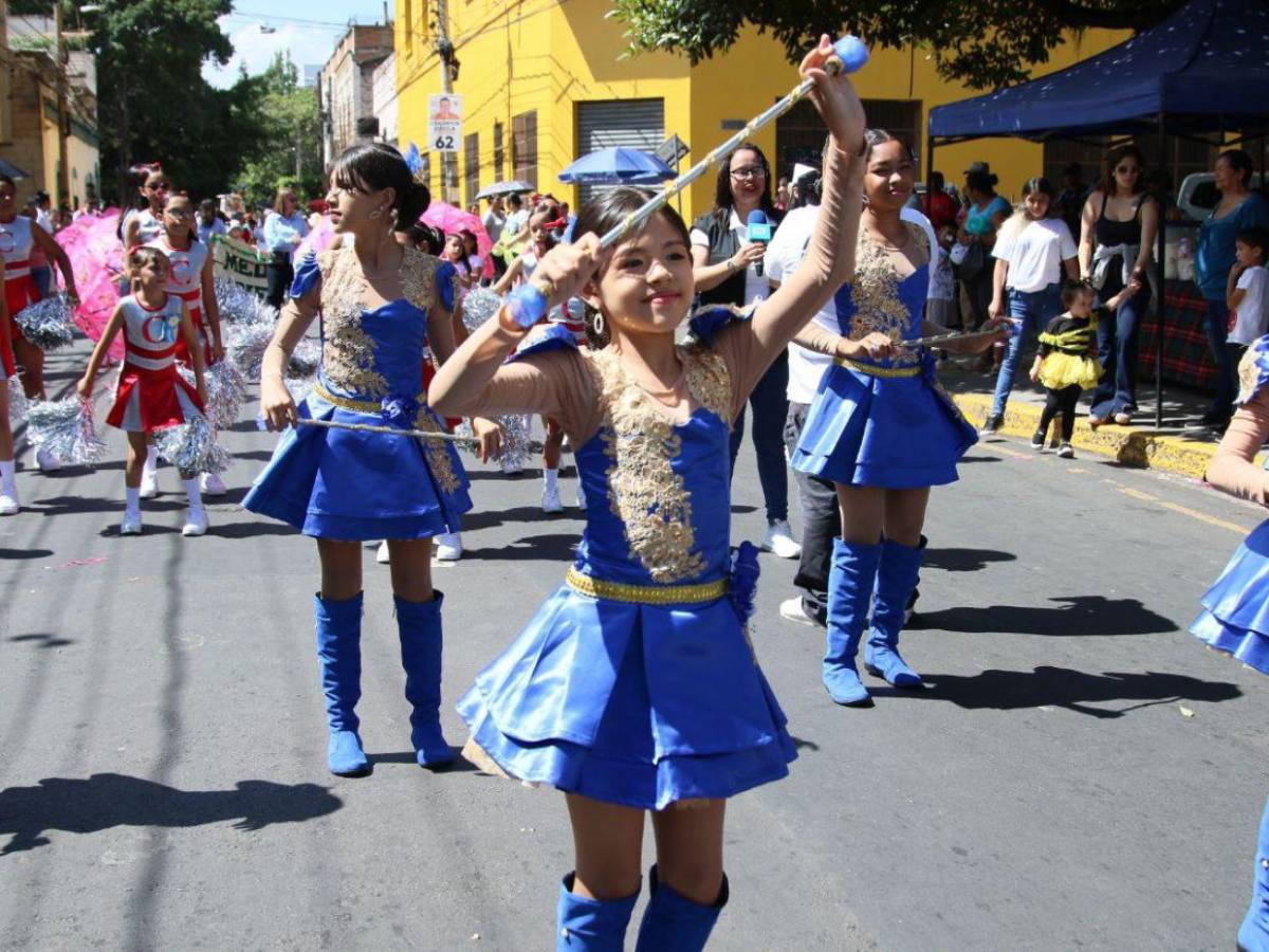 Las bellas palillonas y pomponeras que amenizaron los desfiles de educación básica 2025