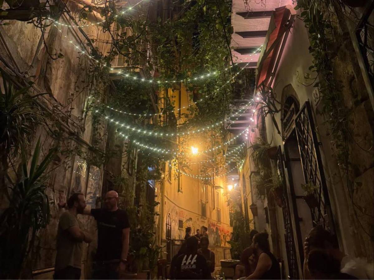 Charli XCX y George Daniel celebran una segunda boda en Italia con una fiesta sin restricciones