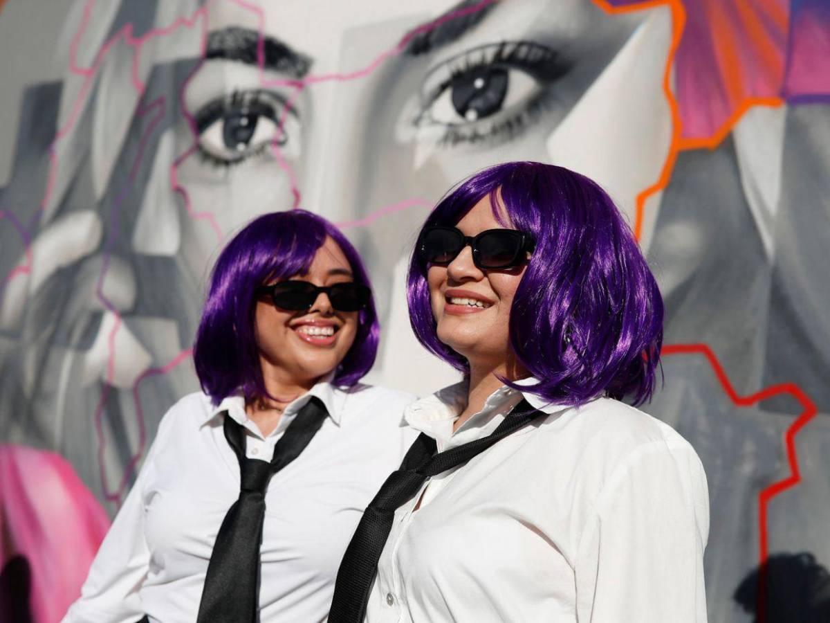 Pelucas moradas y látex negro: así esperan los centroamericanos a Shakira en San Salvador