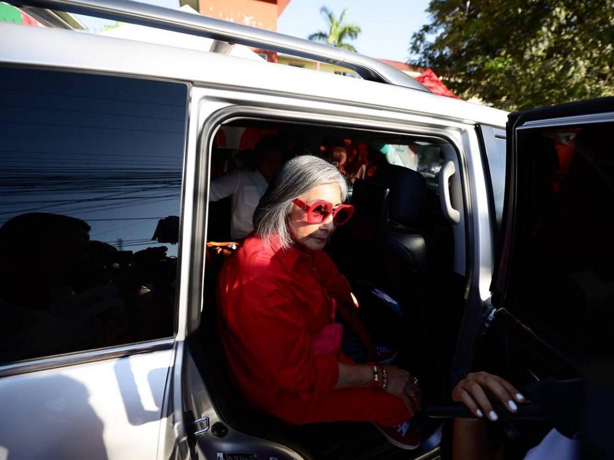 Precandidata liberal Maribel Espinoza vota y culpa a FF AA por retraso en urnas