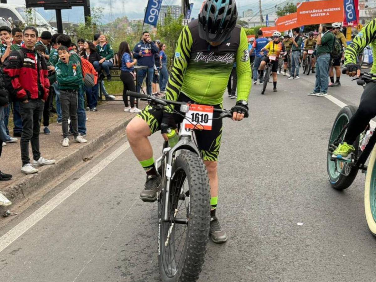 Entre tensión y emoción, así estaban los ciclistas antes de arrancar la Vuelta EL HERALDO 2025