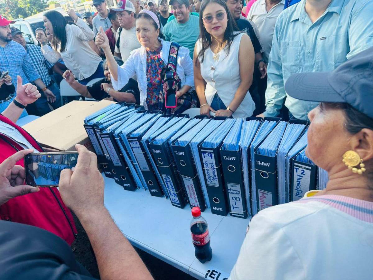 Jorge Aldana monta un campamento en defensa del voto frente al Infop