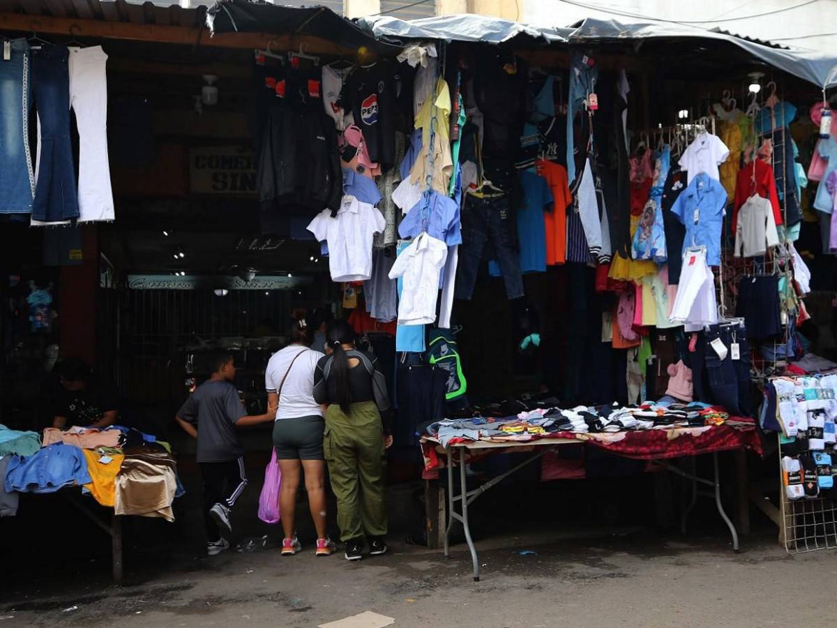 Uniformes y útiles escolares inundan mercados de Comayagüela a días del retorno a clases