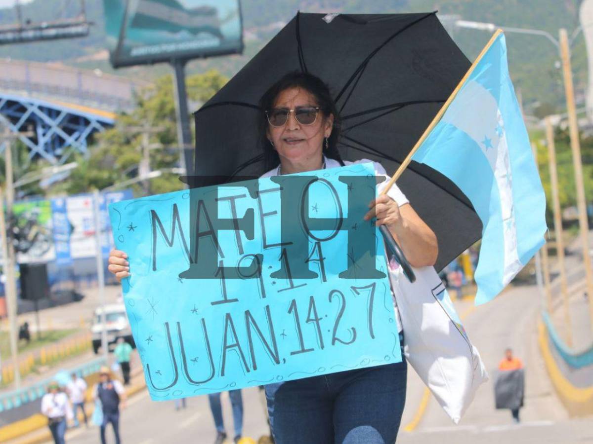 Miles participan en caminata religiosa por la unidad y la democracia en Tegucigalpa