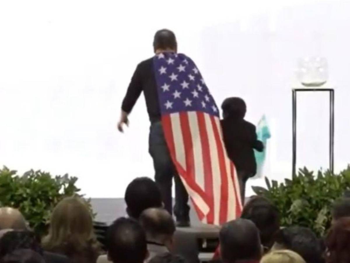 ¿Por qué Chano Rivera portó una bandera de EE UU en el sorteo de papeletas?