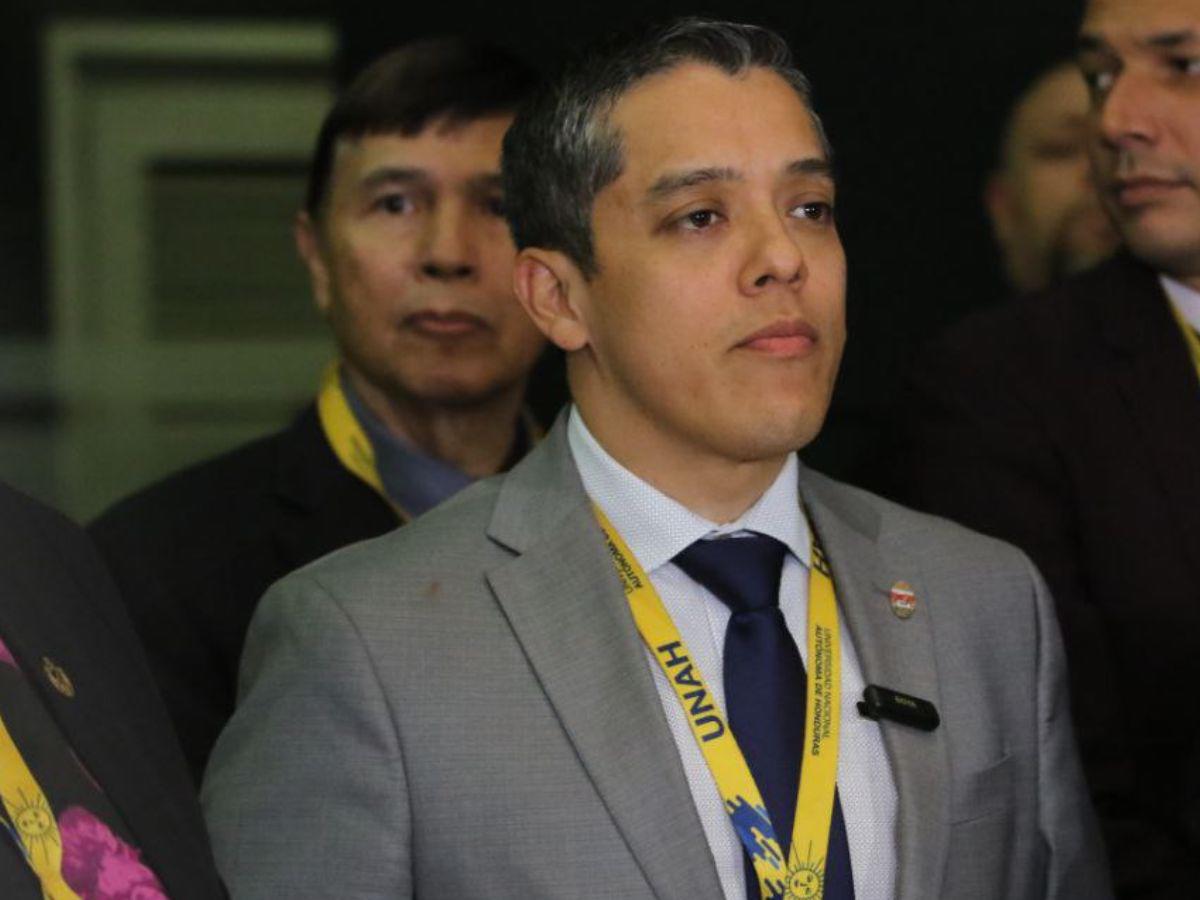 Antes del anuncio de la JDU, Odir Fernández se presenta como rector de la UNAH