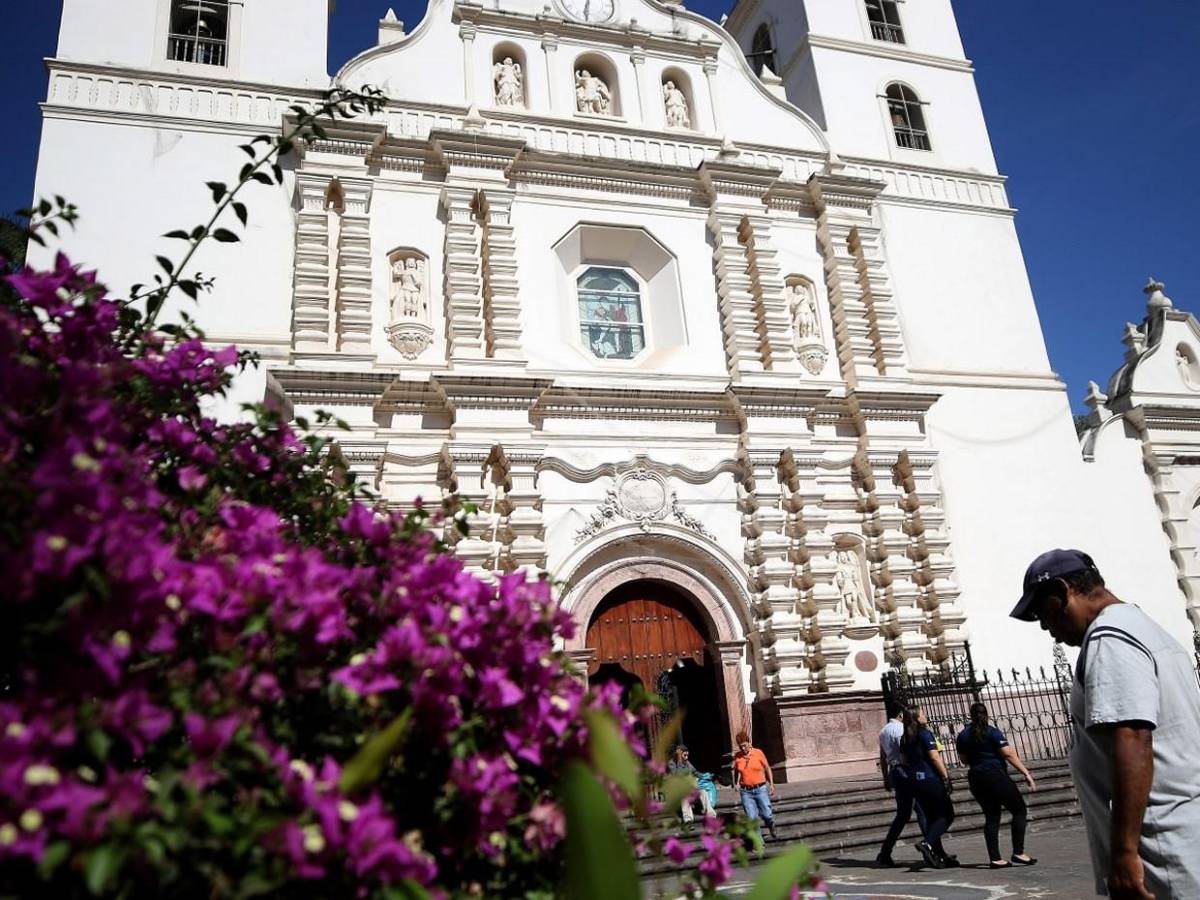 Los macuelizos con sus alegres colores embellecen la capital de Honduras