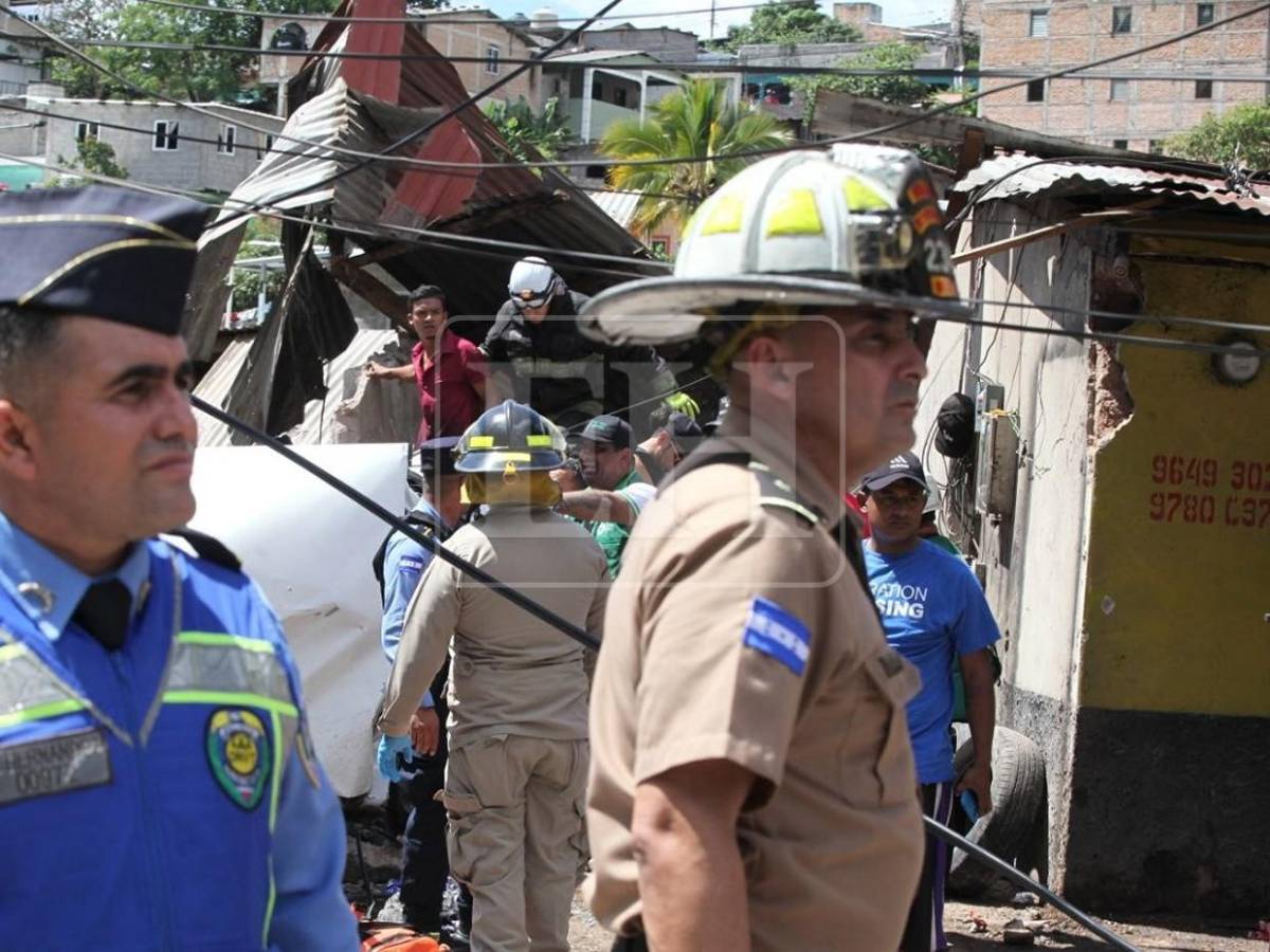 La incansable labor de cuerpos de socorro tras tragedia en Villa Nueva