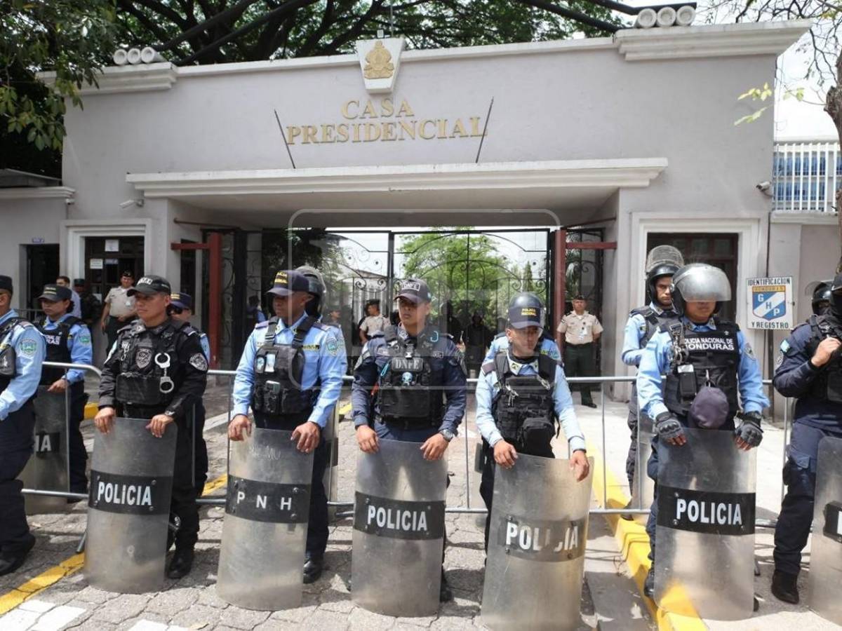 Si ya es ley, ¿Por qué no pagan?: el reclamo de docentes frente a Casa Presidencial
