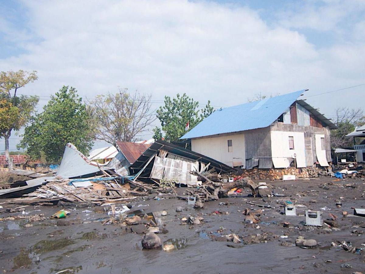 Las impactantes imágenes del terremoto de 7.7 grados que azotó Indonesia