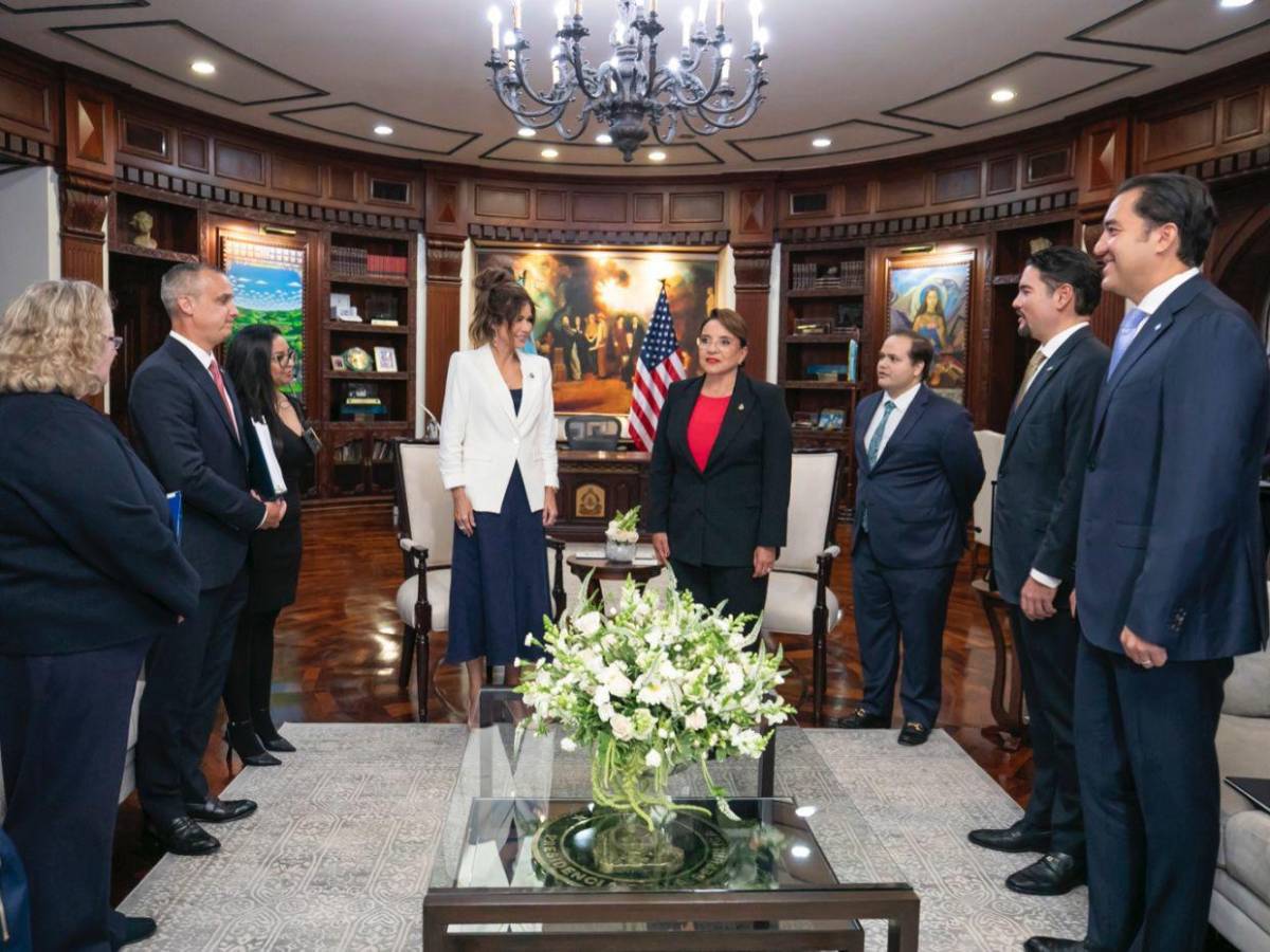 ¿Qué le regaló Xiomara Castro a Kristi Noem, secretaria de Seguridad Nacional de EE UU?