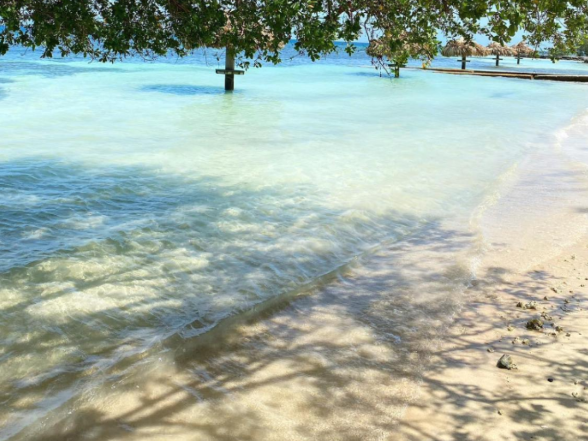 <b> </b>Esta playa está escondida en un rincón donde la serenidad y la belleza se fusionan para crear una experiencia única.
