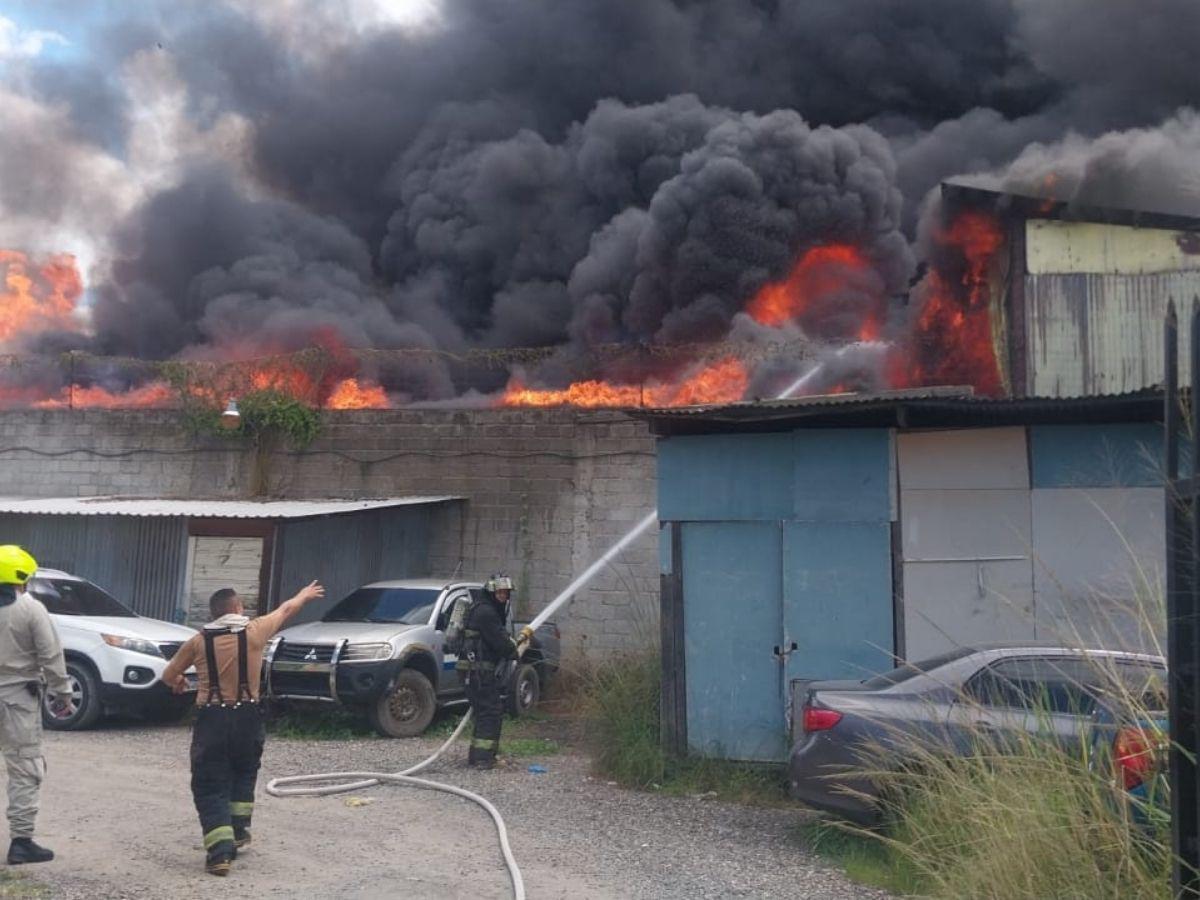 Las imágenes del pavoroso incendio en la colonia El Prado Las imágenes del pavoroso incendio en la colonia El Prado