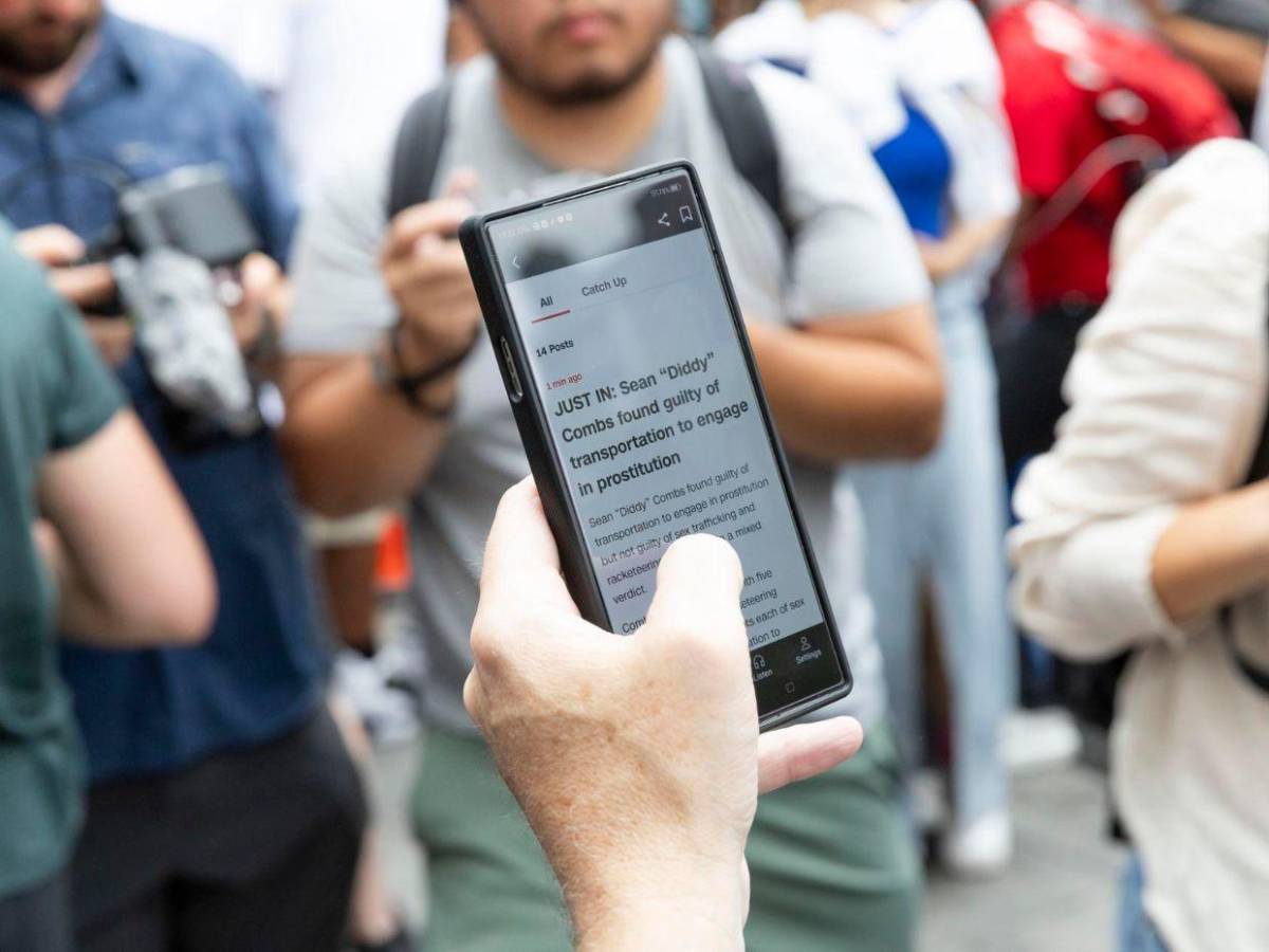 Familiares y fans celebran veredicto del jurado en el juicio de Sean Diddy Combs