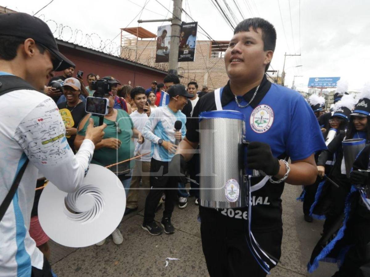 Colegialas ponen a bailar a Shin Fujiyama en los desfiles patrios 2026