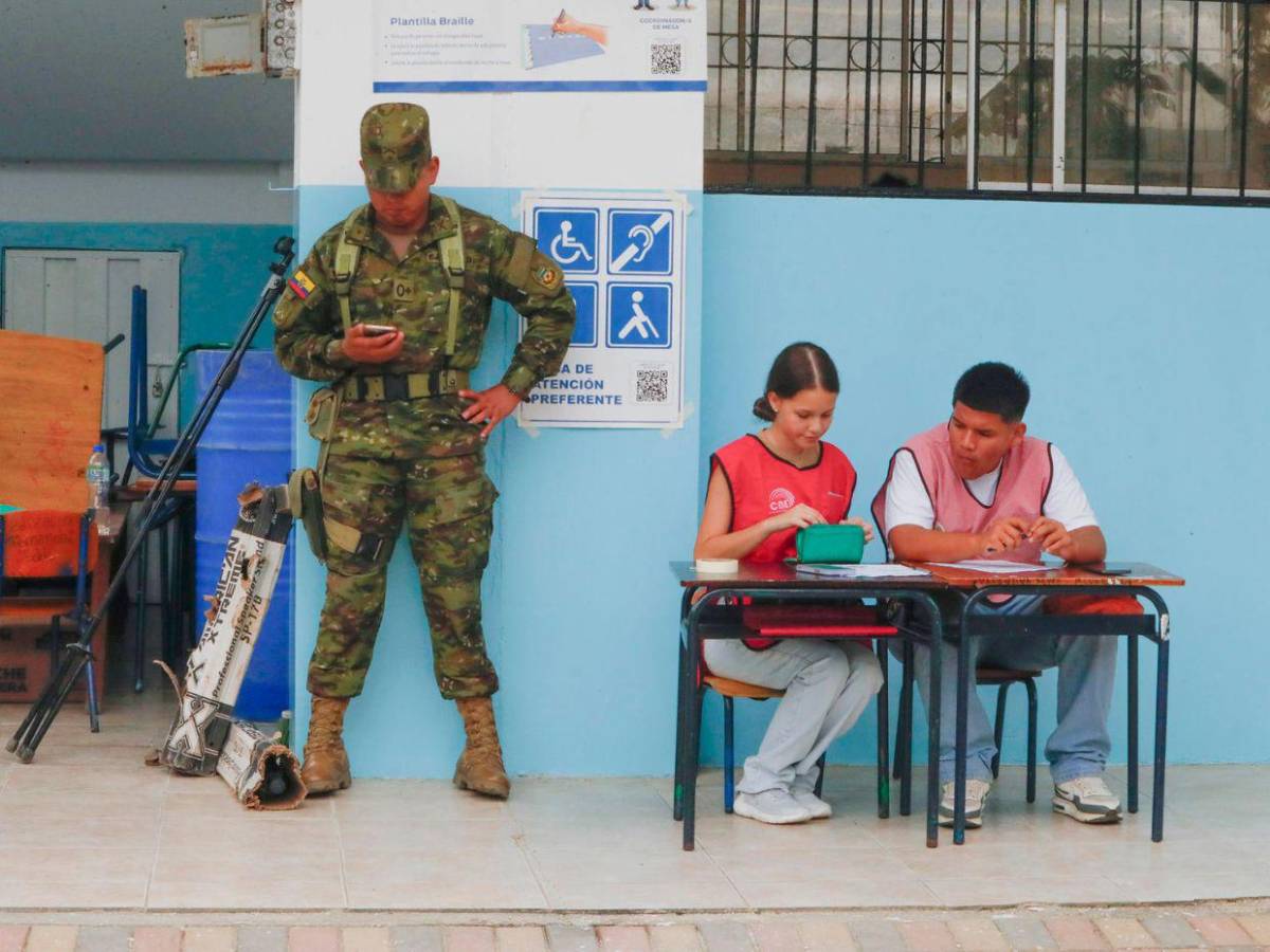 Ecuador vota hoy entre palmas, estado de excepción y ley seca
