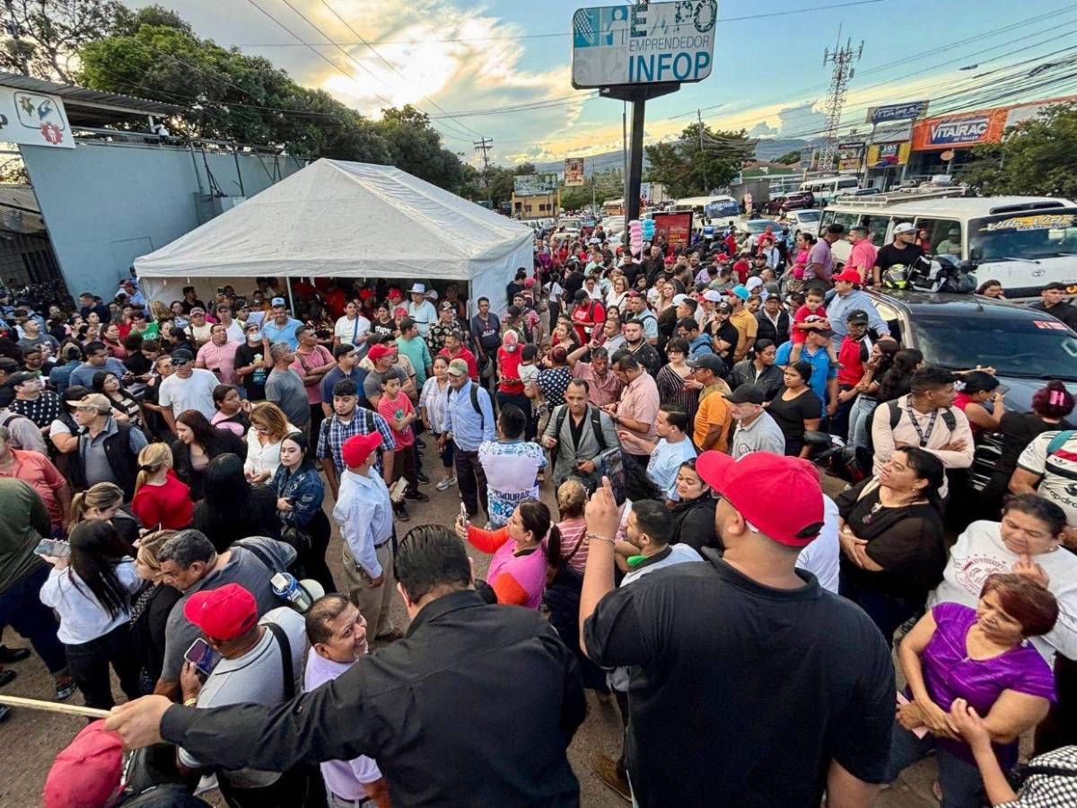 Jorge Aldana monta un campamento en defensa del voto frente al Infop