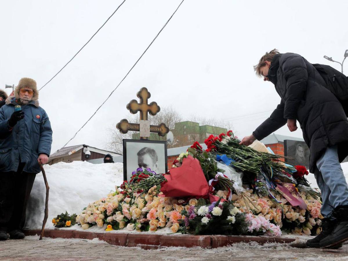 Rusos desafían al Kremlin con un tributo floral en la tumba de Alexéi Navalny