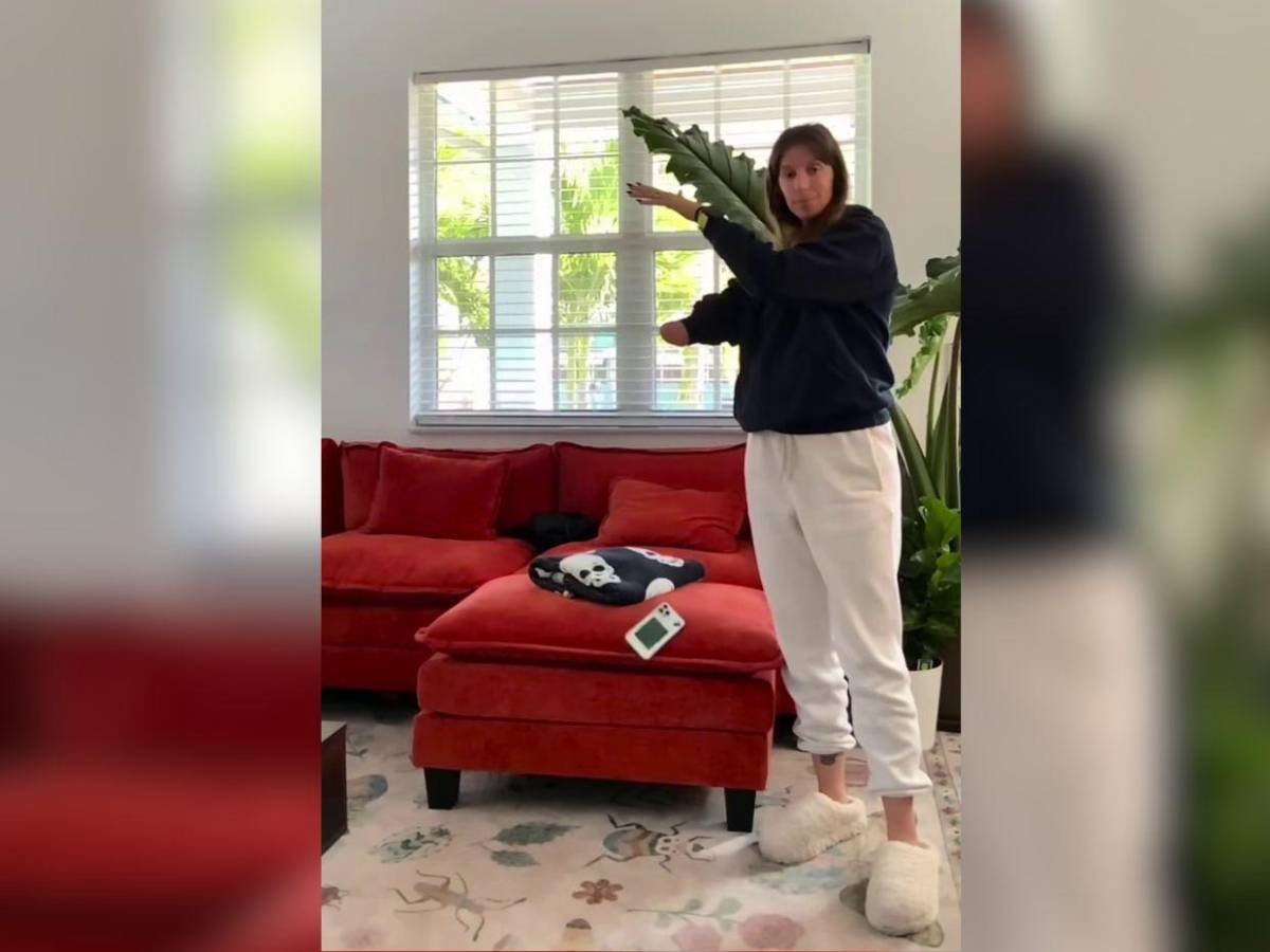 Influencer sin mano derecha fue multada por usar el teléfono mientras conducía