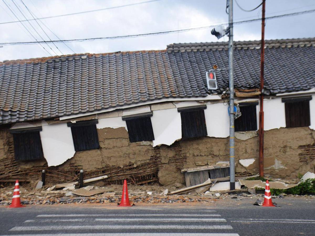 Japón sigue búsqueda de personas atrapadas tras sismo: Enfrentamos una carrera contra el tiempo