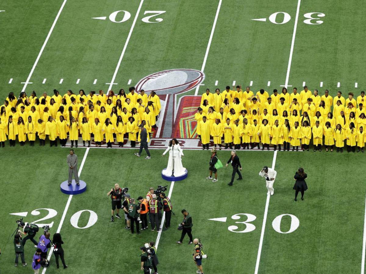 Super Bowl: Ledisi y coro estudiantil conmueven con himno de igualdad