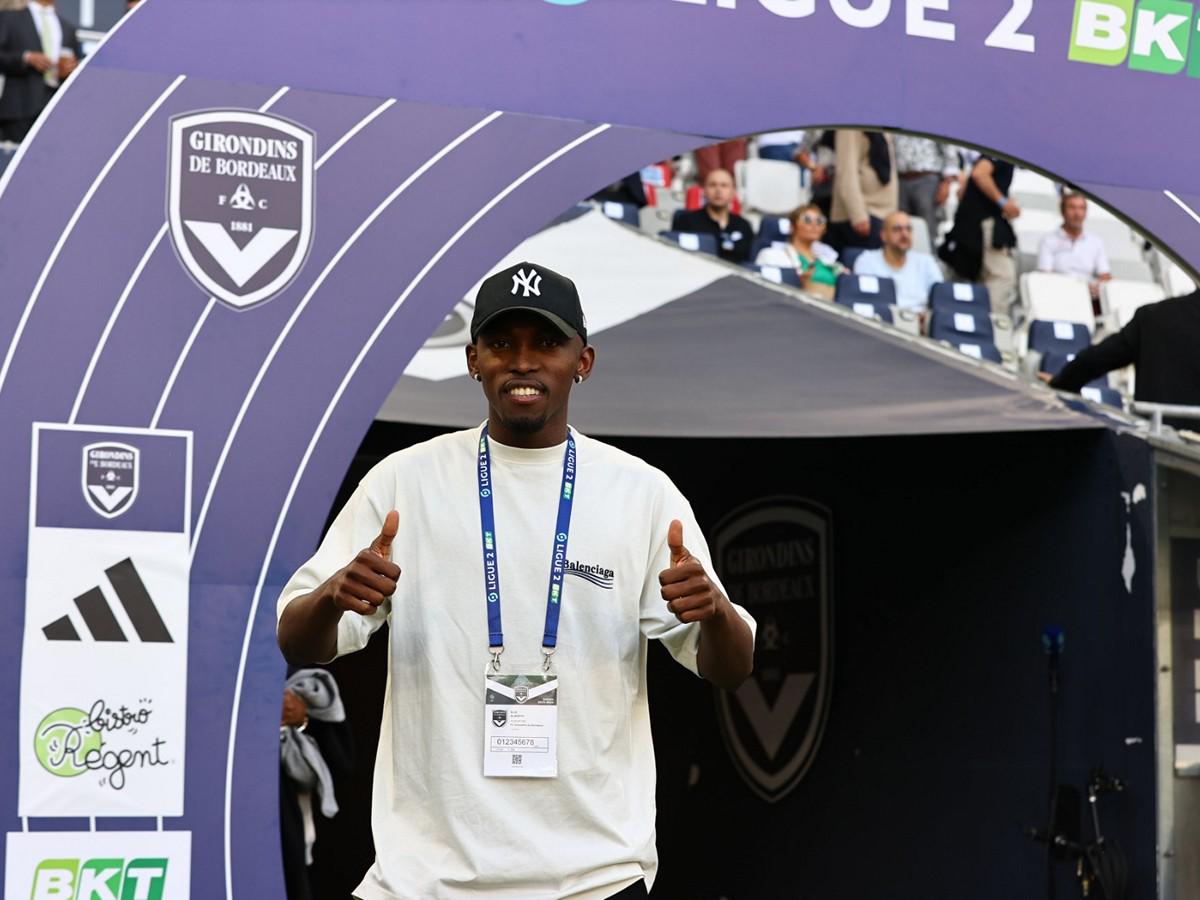 Hinchas del Girondins de Burdeos ovacionan a Alberth Elis y lo reciben como leyenda