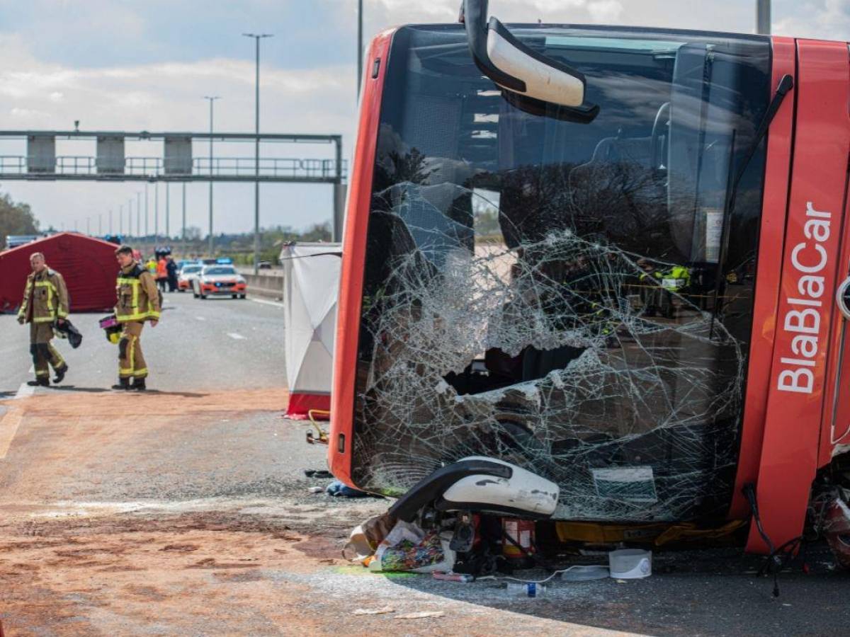 Dos muertos y cinco heridos de gravedad deja accidente de bus en Bélgica