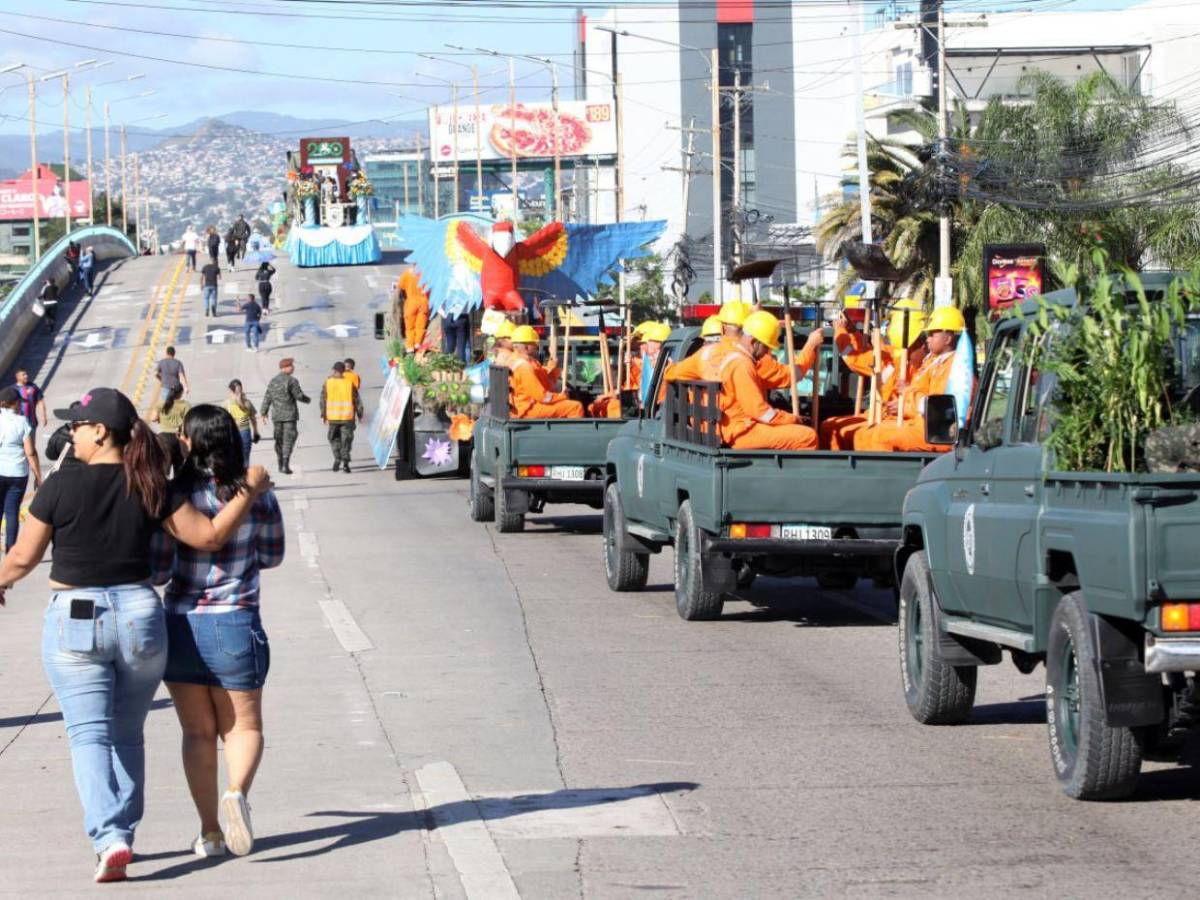 En medio de tensión política, FF AA realiza desfile militar para conmemorar bicentenario del Ejército