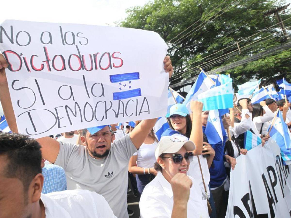 Sin democracia no hay paz: los mensajes en la marcha del Partido Nacional