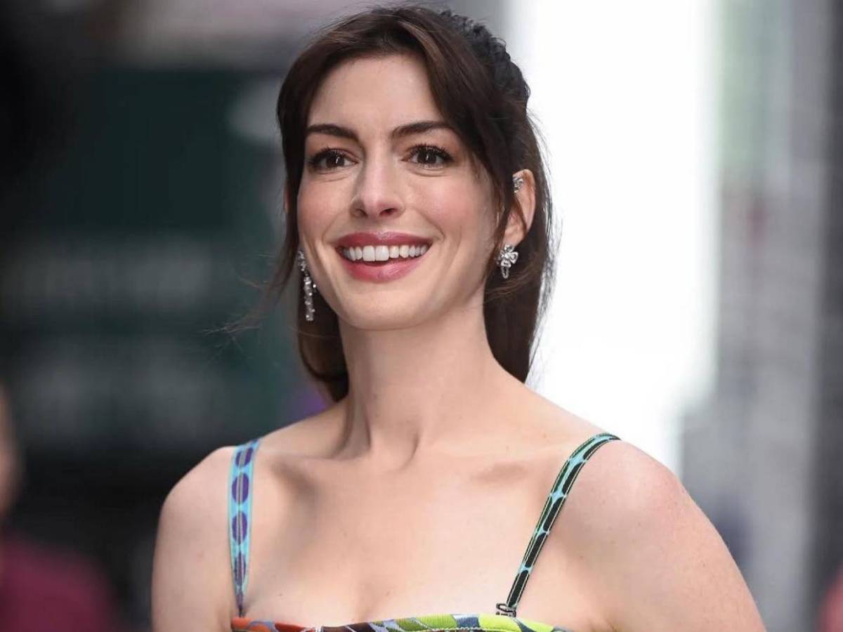 ¿Cirugía o buena genética? Fans reaccionan al nuevo rostro de Anne Hathaway
