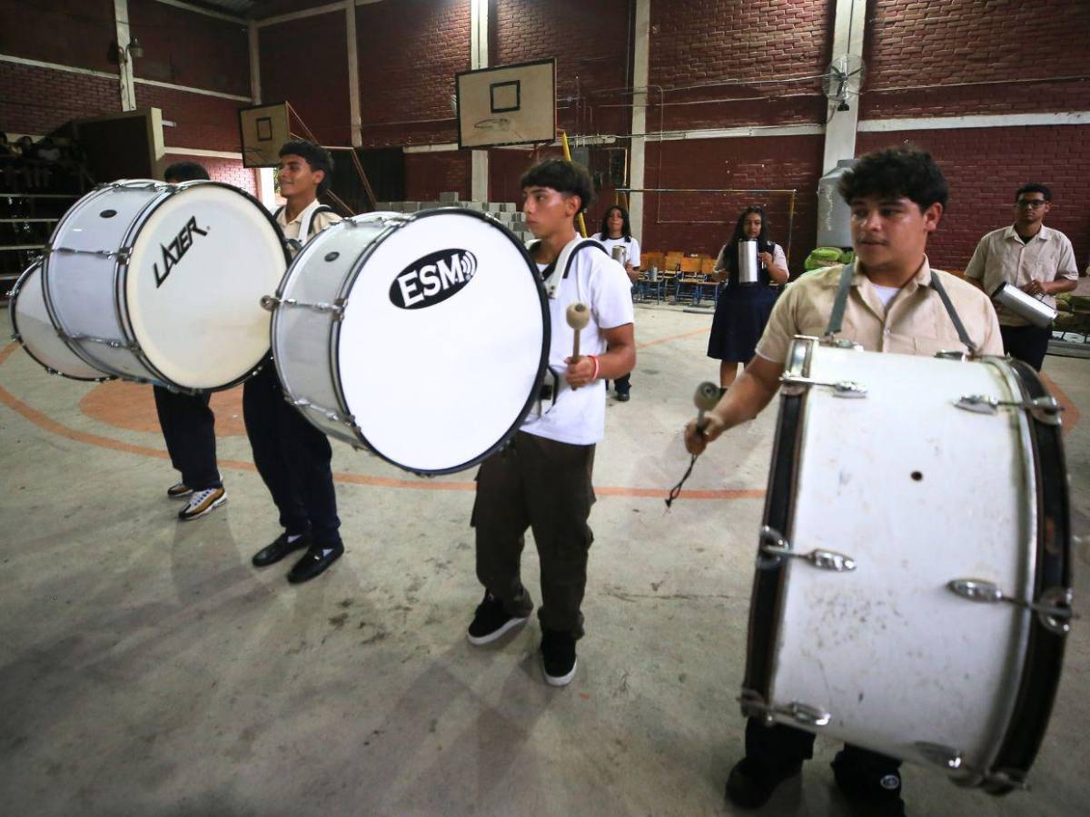 Banda marcial del Instituto Superación San Francisco afina su ritmo para los desfiles patrios