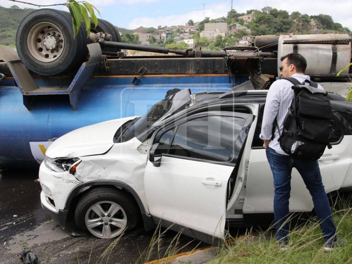 Aplastados quedaron vehículos tras volcamiento de camión cisterna en anillo periférico