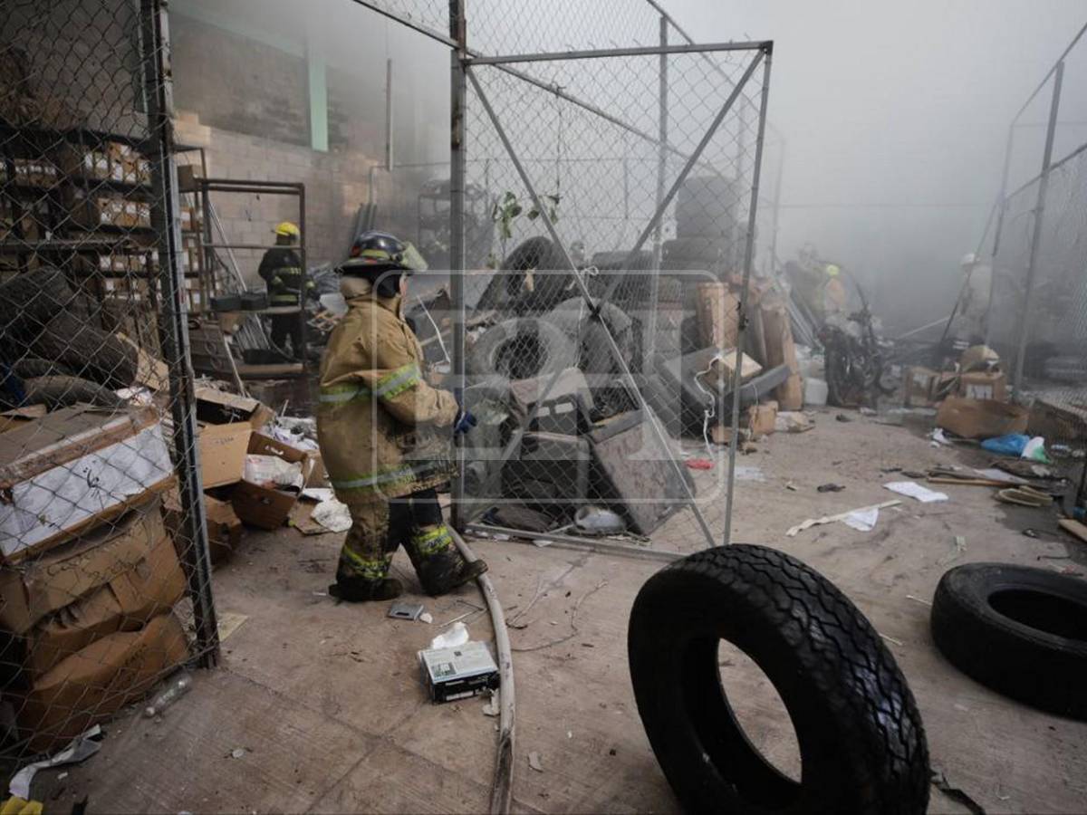 Incendio consume bodega de Migración en colonia Quezada, cerca del Juana Laínez