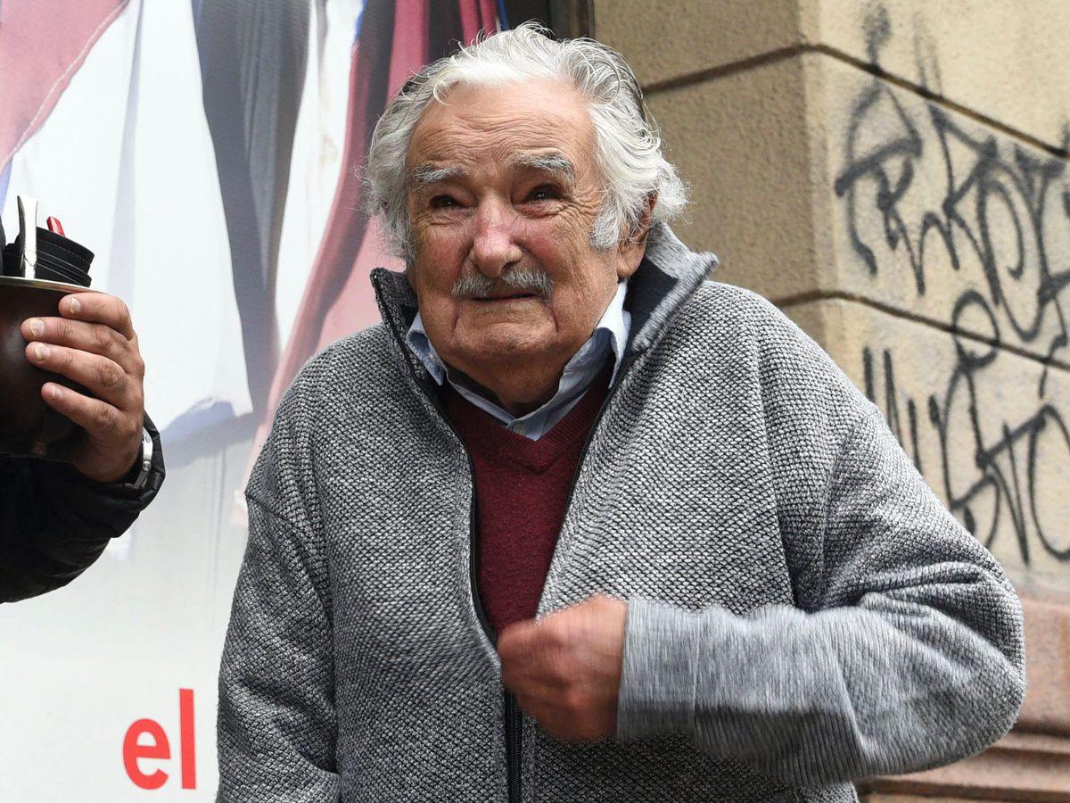 José Mujica descarta viajar al extranjero para recibir tratamiento para el cáncer