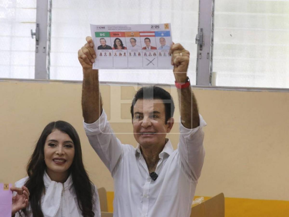 Salvador Nasralla celebra su voto y muestra sus papeletas