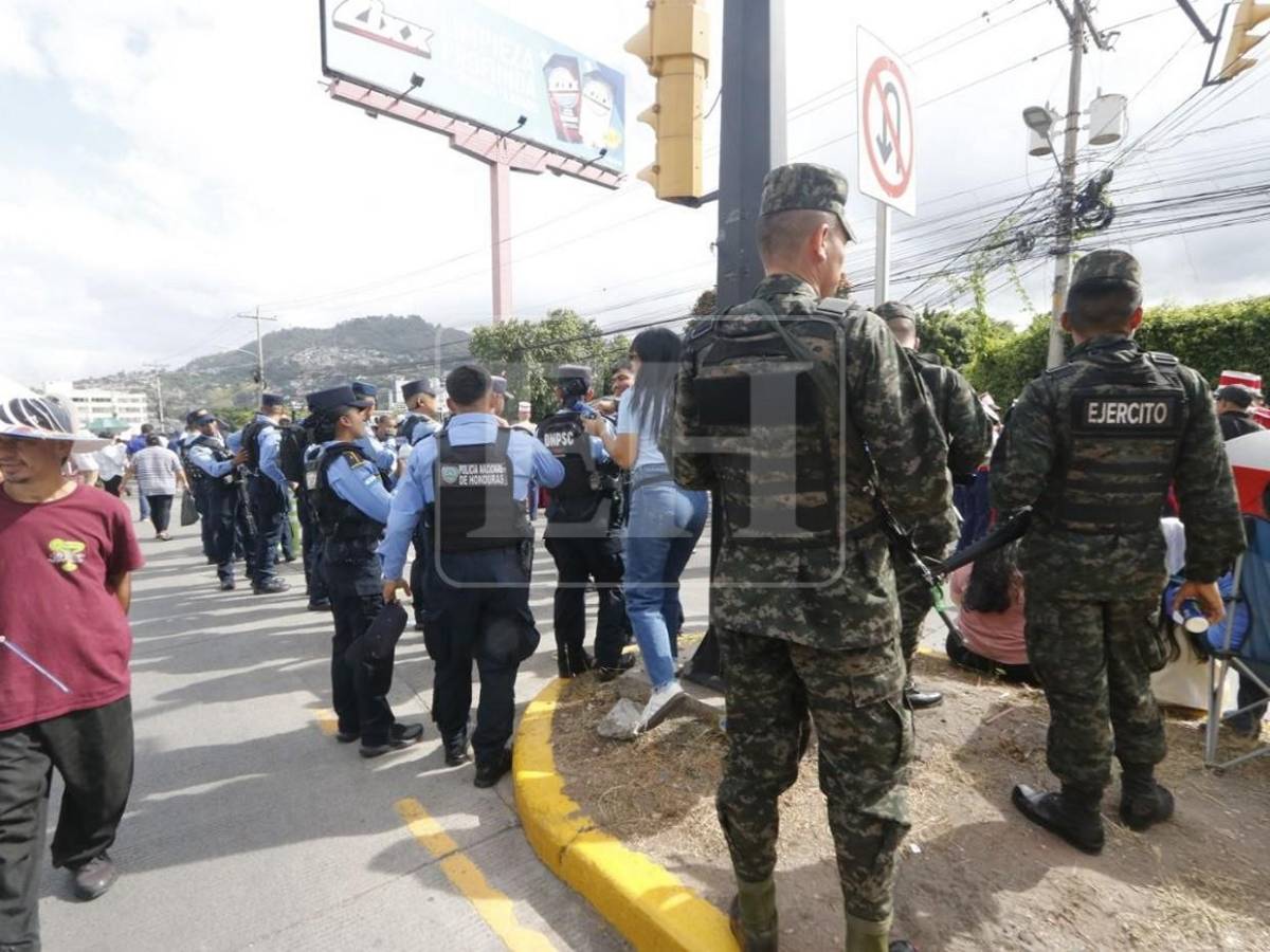 Anillos de seguridad dentro y fuera del estadio resguardan desfiles patrios