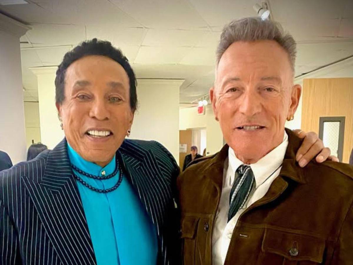 ¿Quién es Smokey Robinson, el músico acusado de abusar de exempleadas?