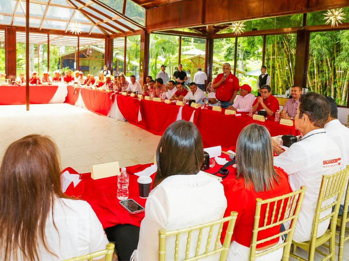 Nasralla recorre Puerto Cortés y Santa Rosa de Copán para reunirse con votantes y líderes locales