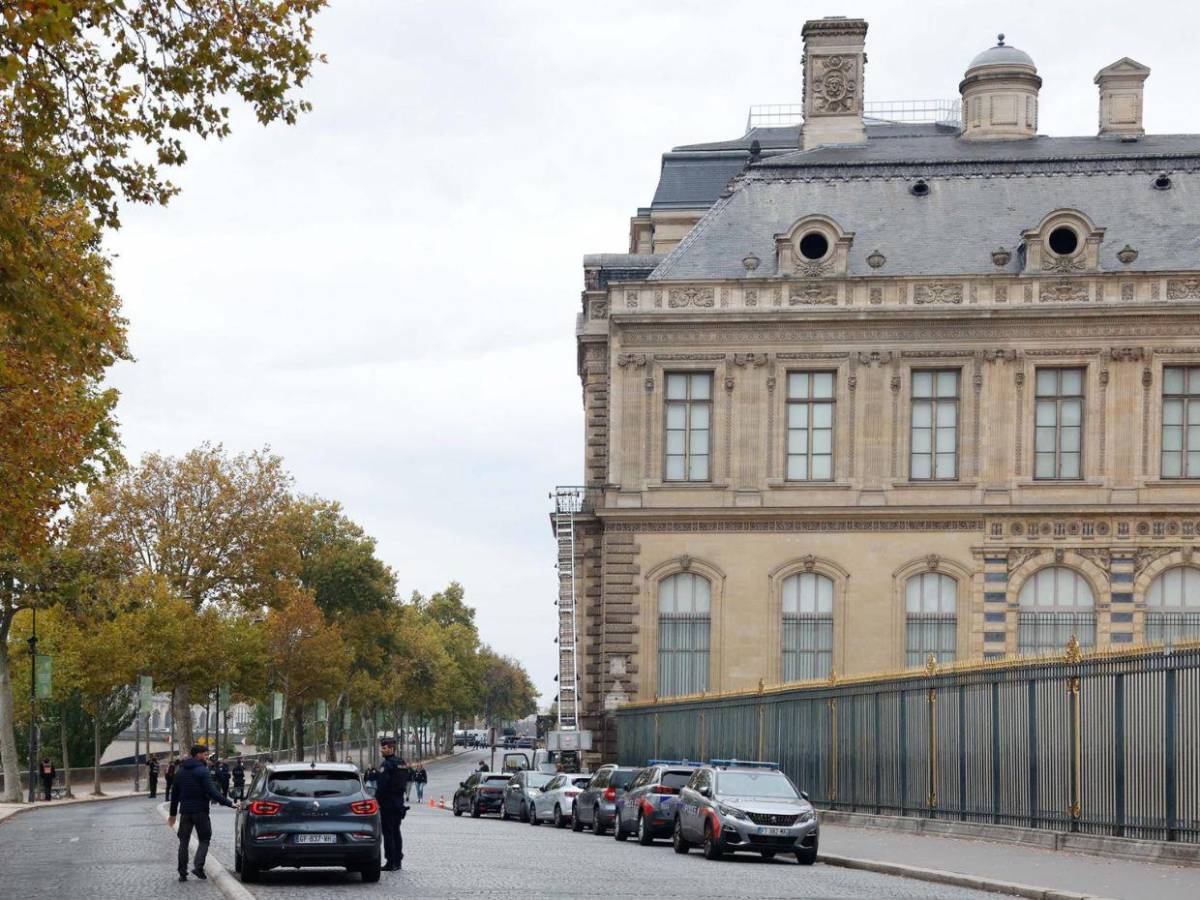Cuatro ladrones y siete minutos: Lo que se sabe del robo de joyas de la corona francesa en el Louvre