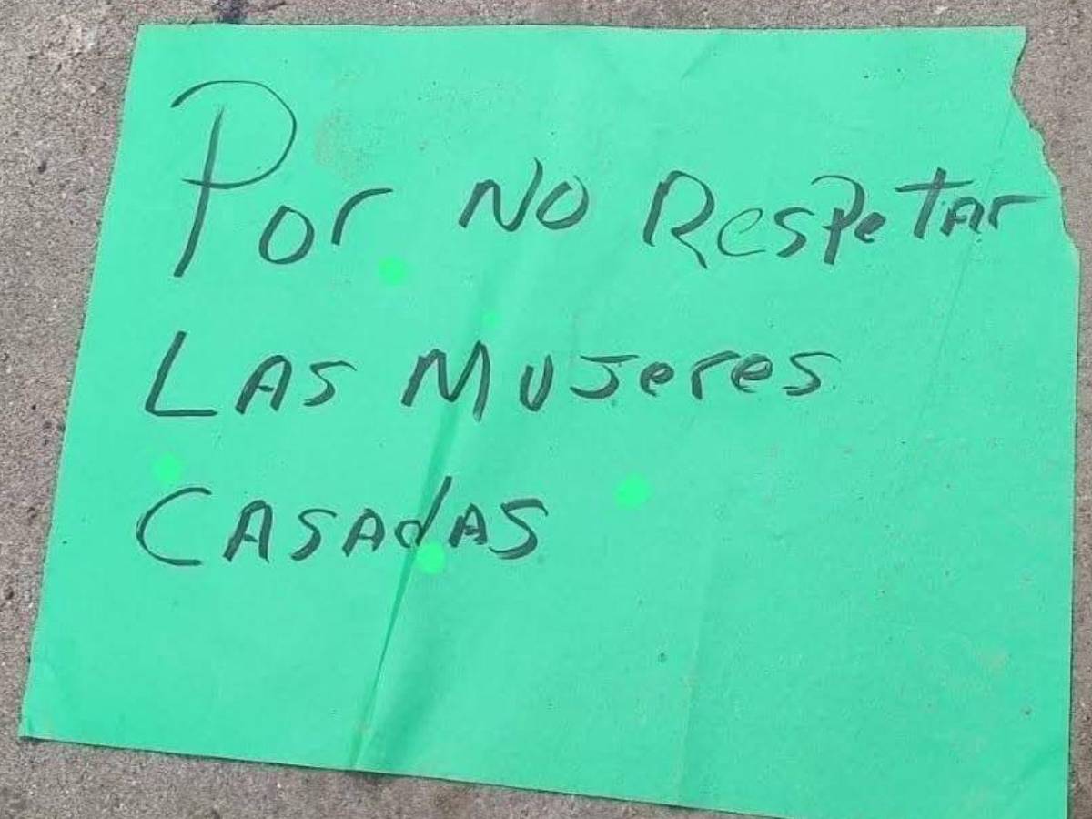 Su esposa se desmayó al encontrarlo: Muerte de taxista VIP en SPS y le dejan un rótulo