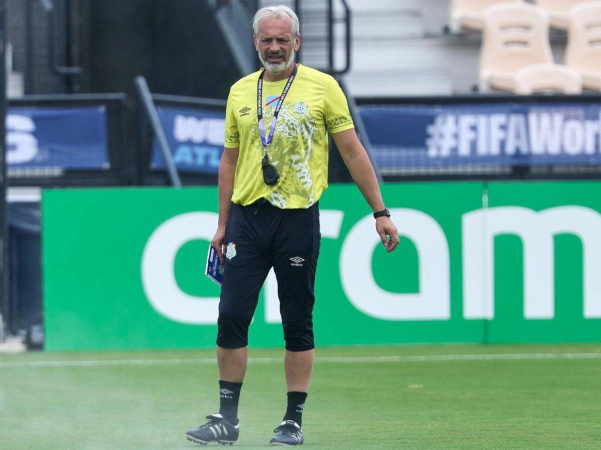 Eliminaron a su selección del Mundial y en conferencia notificaron la muerte de su padre