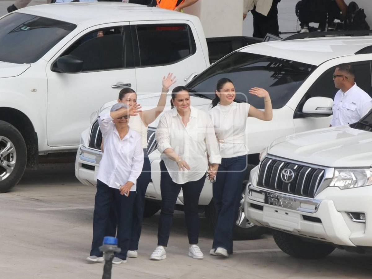 De blanco y entre abrazos: así esperó familia Hernández a JOH en Palmerola