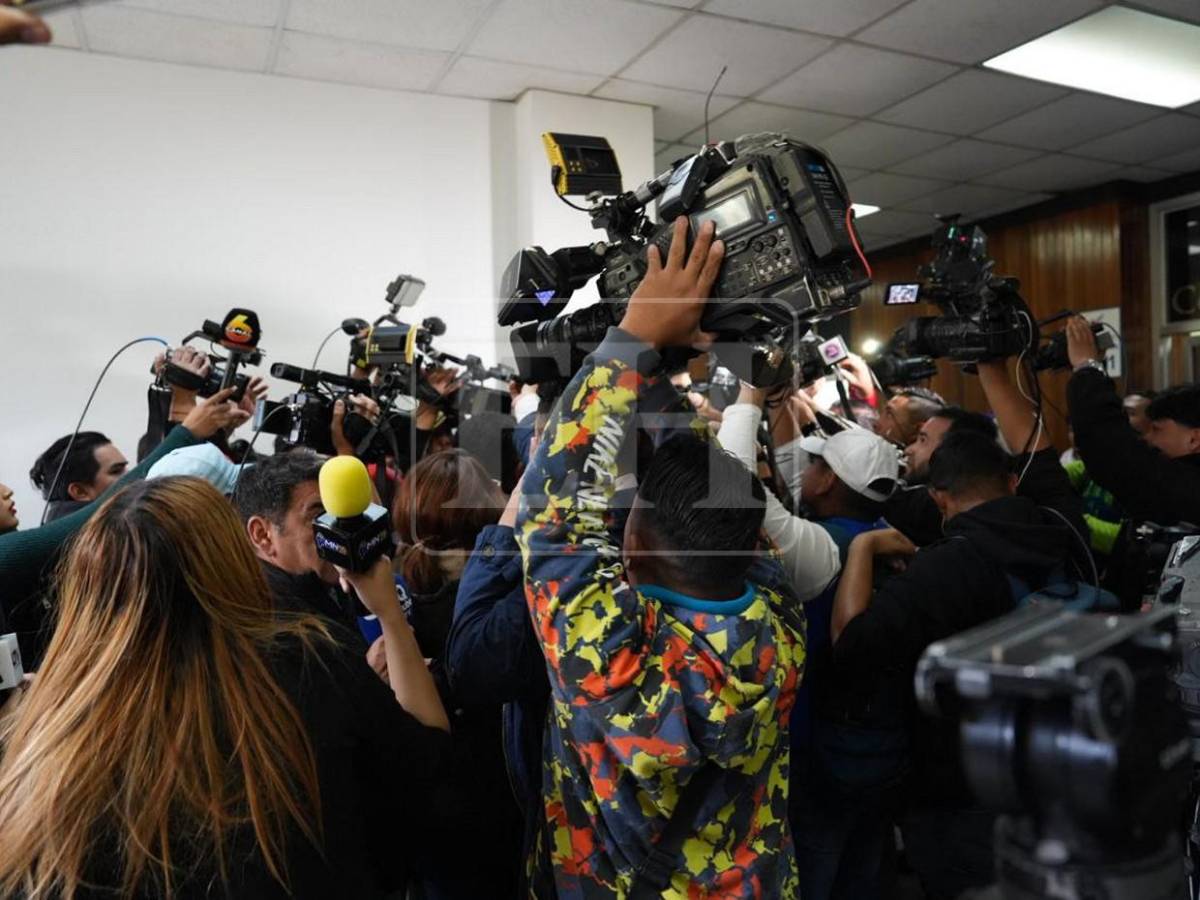 Sonriendo y asegurando no ser corrupta, así llegó diputada Isis Cuéllar a la CSJ