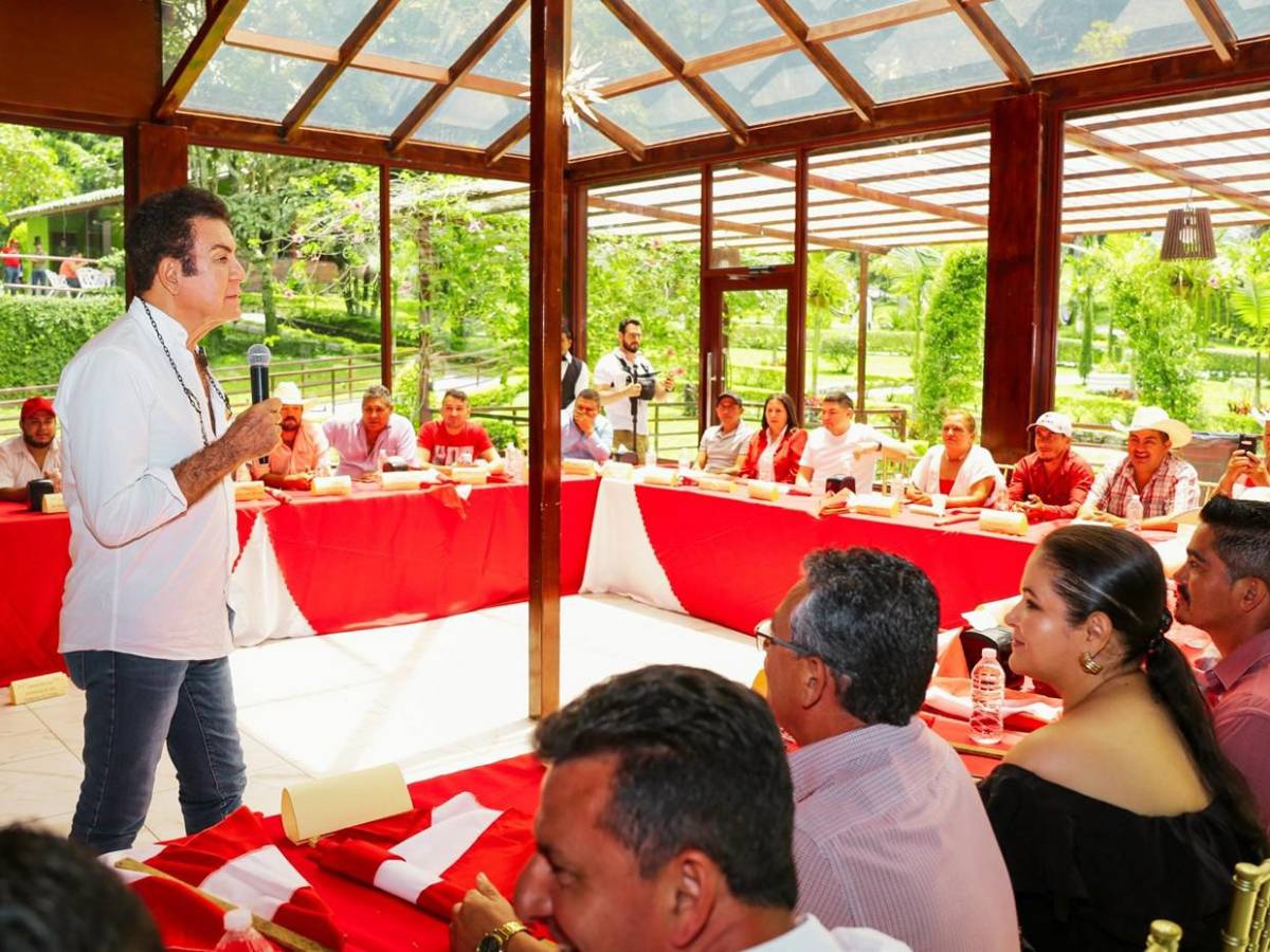 Nasralla recorre Puerto Cortés y Santa Rosa de Copán para reunirse con votantes y líderes locales