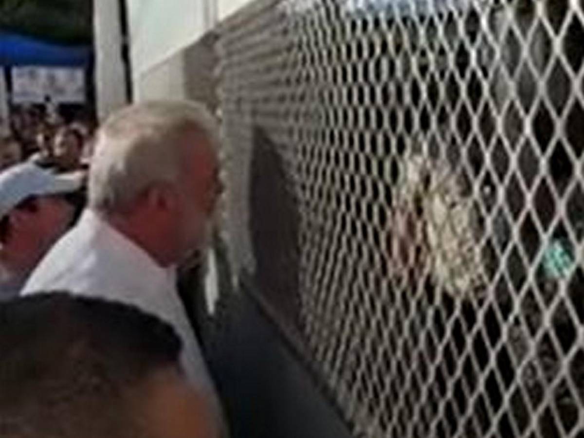 Roberto Contreras golpea portón de centro de votación que tardó en abrir urnas