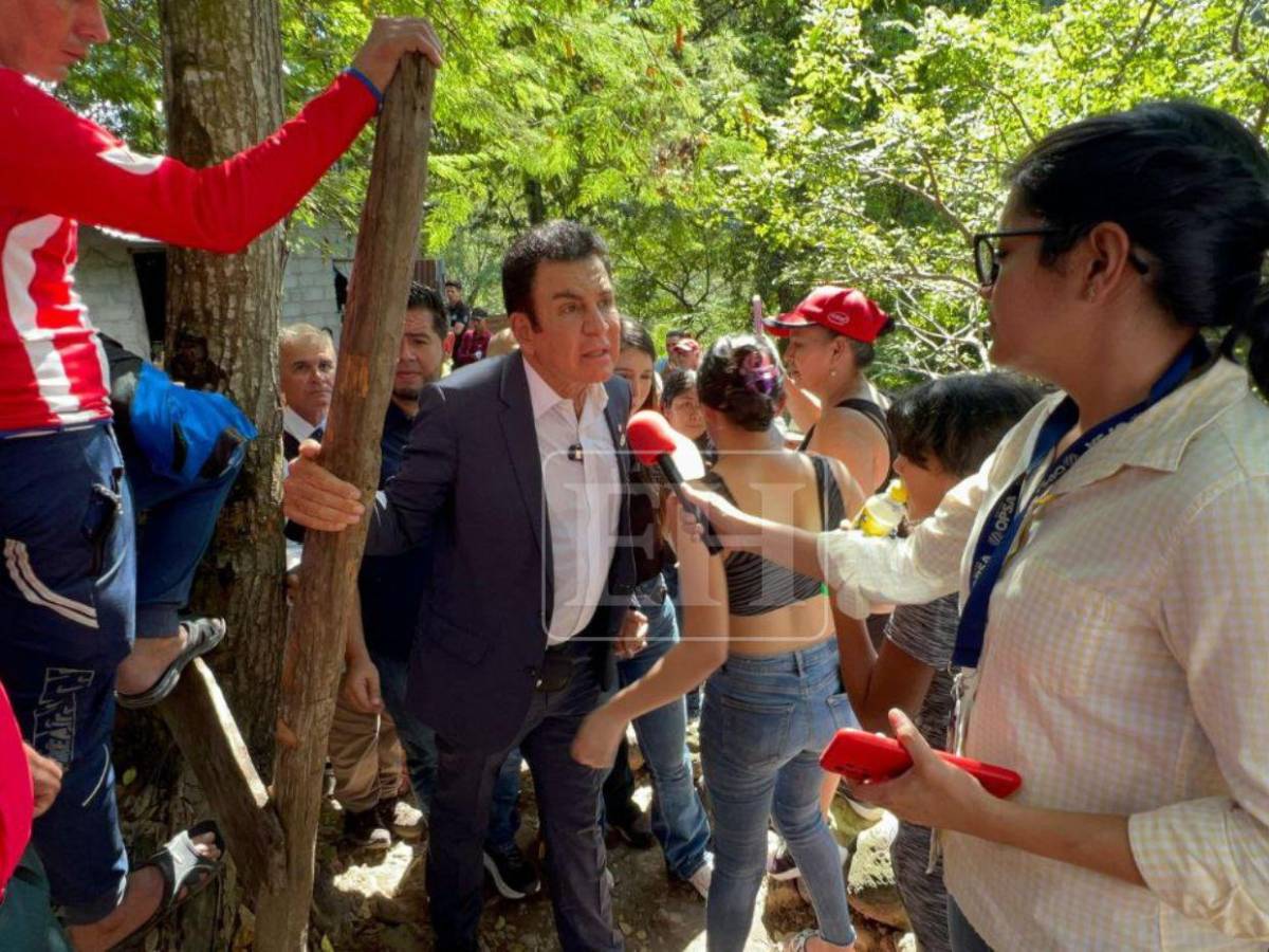 Así fue la visita de Salvador Nasralla a Santa Bárbara para despedir víctimas del accidente