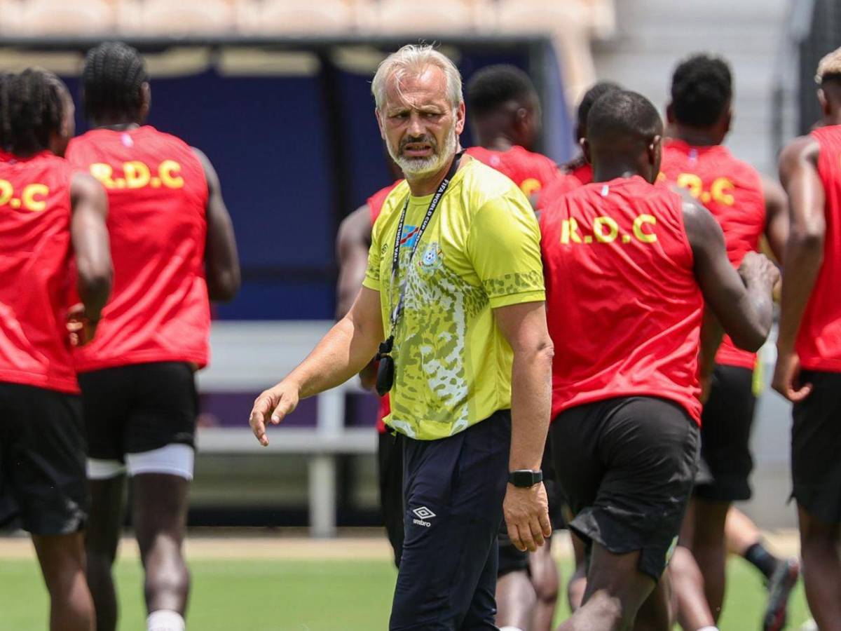 Eliminaron a su selección del Mundial y en conferencia notificaron la muerte de su padre