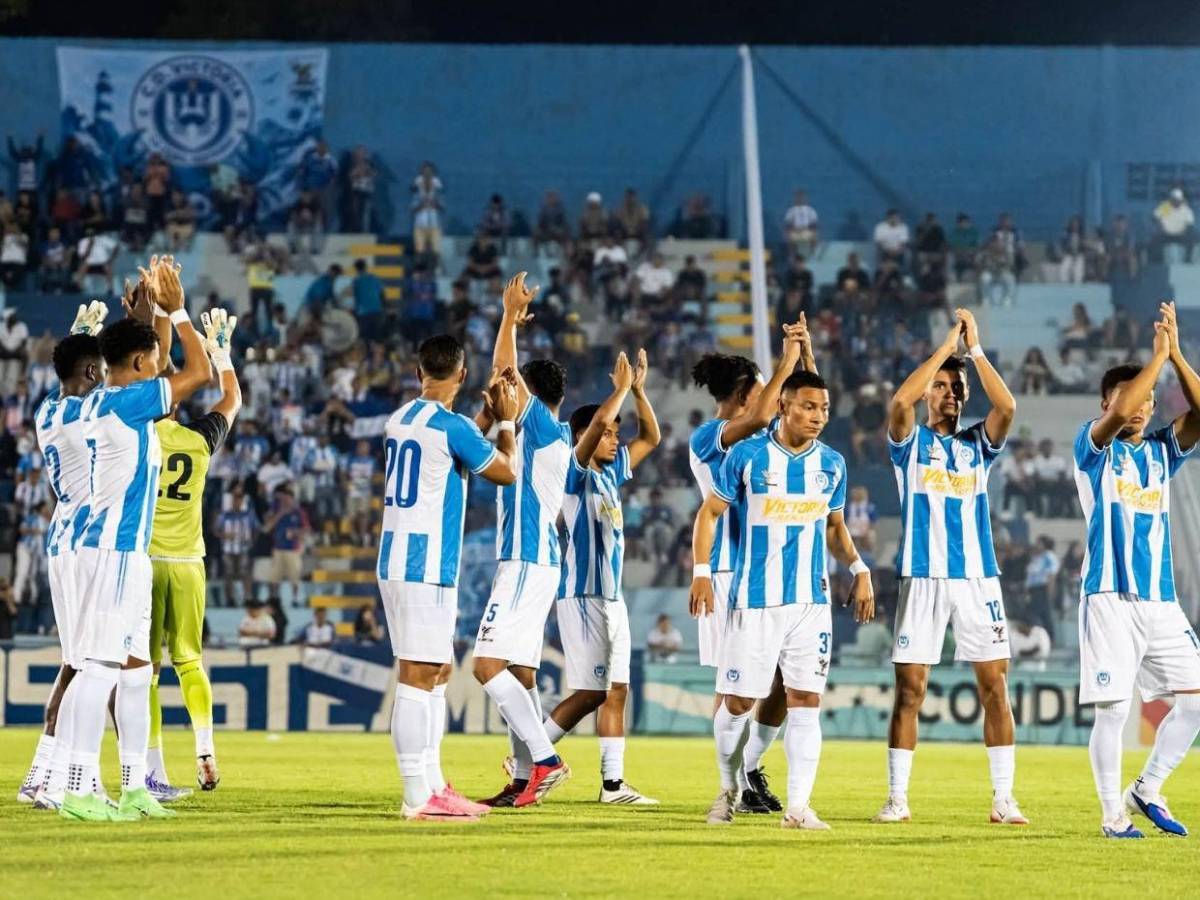 Duro golpe a Carlos Eduardo Espina: la mala noticia que recibe junto al Victoria