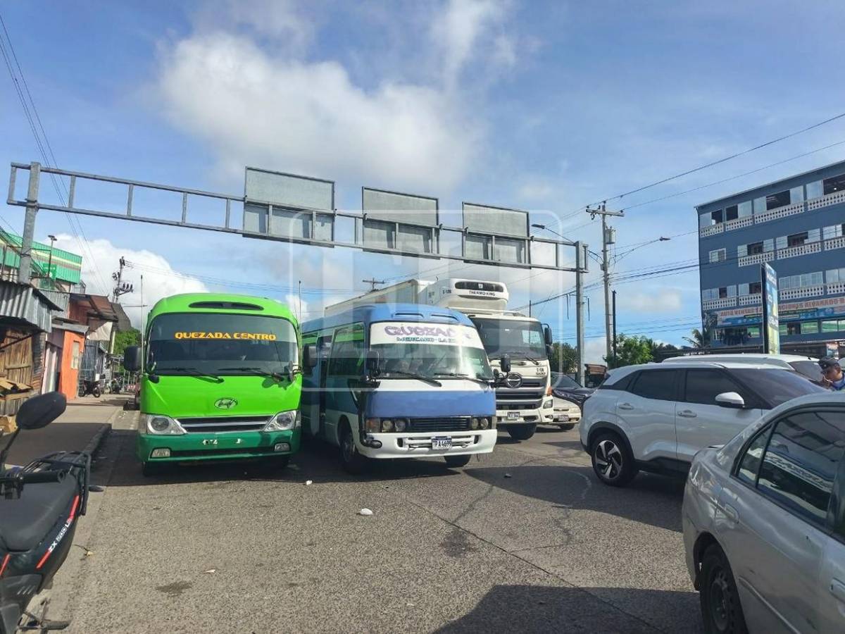 Caos vehicular en sector norte de anillo periférico por protesta de transportistas