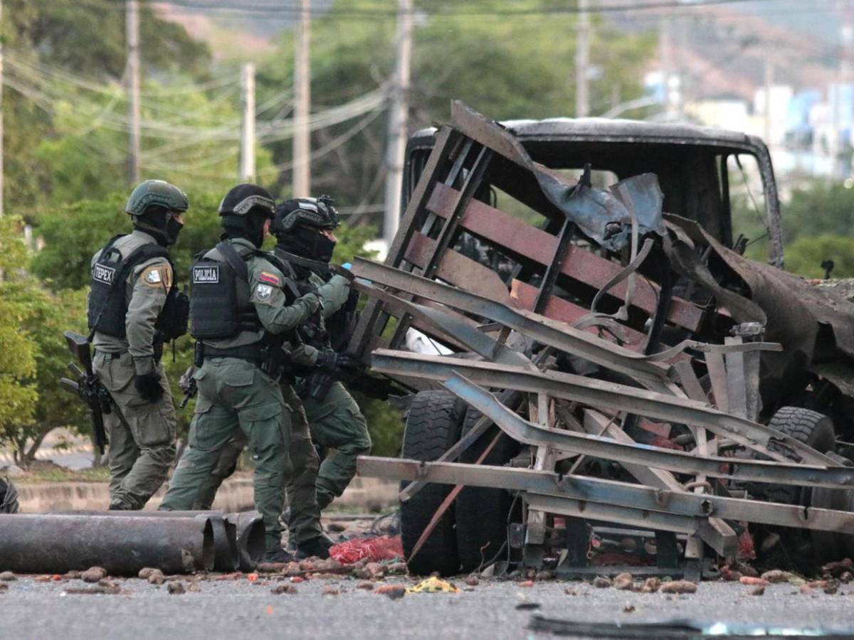 Destrozos y once heridos tras explosión de coche bomba en Cúcuta, Colombia